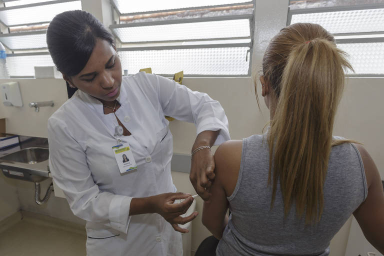 Agente de saúde aplica vacina contra a febre amarela em UBS da zona sul de São Paulo