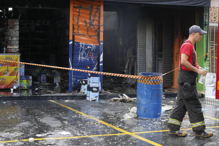 Incêndio em loja de tintas na avenida do Cursino, zona sul de São Paulo