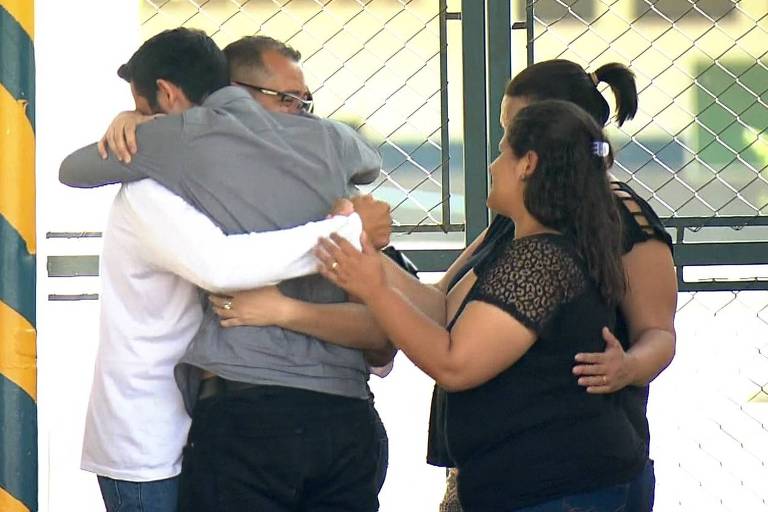 O vendedor Atercino Ferreira Lima, 51, abraça o filho após deixar a penitenciária de Guarulhos, na Grande São Paulo