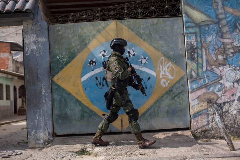 Militar participa de operação no Rio de Janeiro; relatório mostra que exposição à violência afeta percepção da felicidade na América Latina