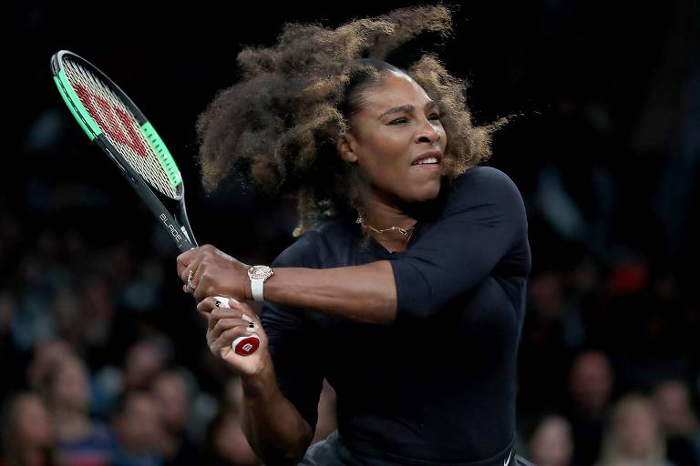 A tenista Serena Williams, de roupa preta e cabelo solto, rebate uma bola durante um torneio de exibição no Madison Square Garden, em Nova York, no dia 5 de março