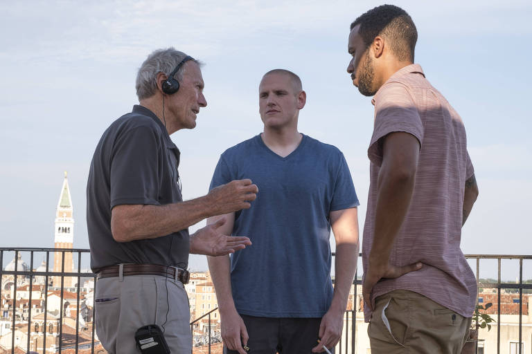 Clint Eastwood conversa com Anthony Sadler (dir.) e Spencer Stone, atores de "15h17 - Trem para Paris"