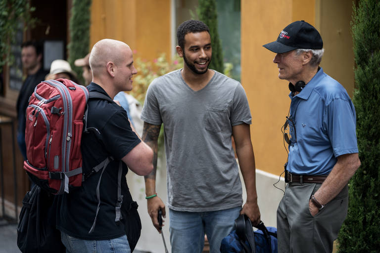 Clint Eastwood conversa com Anthony Sadler (centro) e Spencer Stone, atores de "15h17 - Trem para Paris"