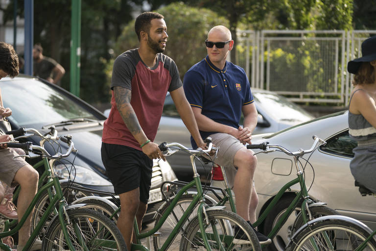 Anthony Sadler (esq.) e Spencer Stone no filme '15h17 - Trem para Paris'