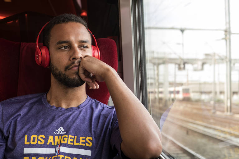 Anthony Sadler em cena de '15h17 - Trem para Paris'