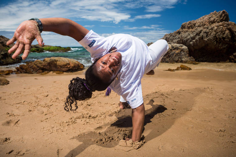 Priscila dos Santos pratica capoeira na praia, antes de exibição em Salvador, na semana passada,