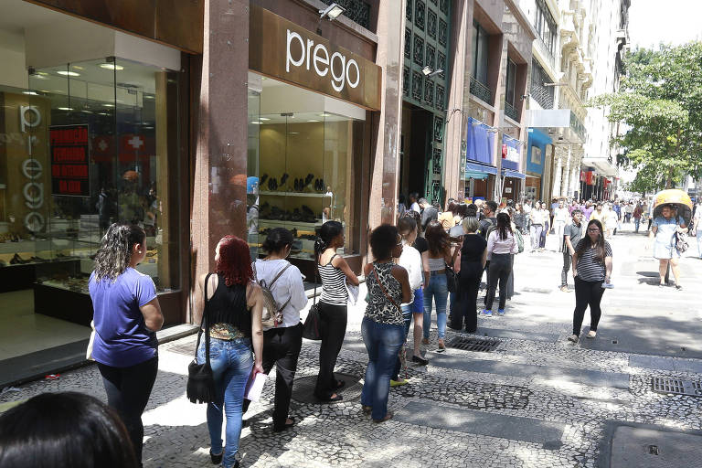 A taxa de desemprego no Brasil ficou em 12,2% no trimestre encerrado em janeiro, segundo dados divulgados pelo IBGE