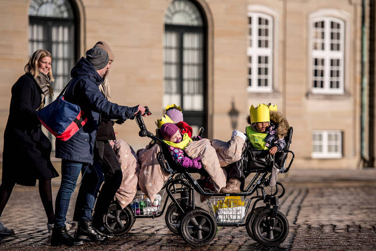 Família caminha em Copenhague, na Dinamarca