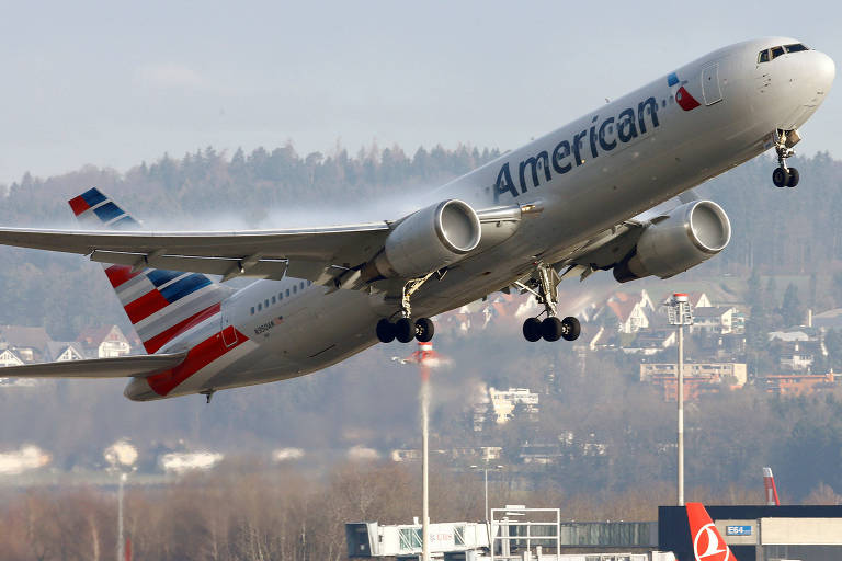 Avião da American Airlines decola do aeroporto de Zurique