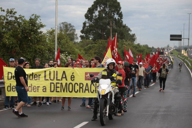 Manifestantes realizam uma caminhada em defesa do ex-presidente Lula na manhã da segunda-feira (22), em Porto Alegre, onde acontece o julgamento do petista
