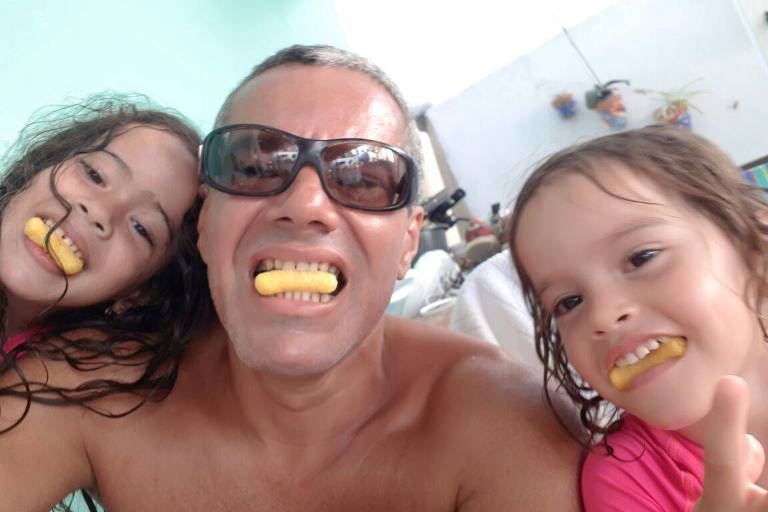 José Ginaldo da Silva Júnior (1974-2018) com as duas filhas
