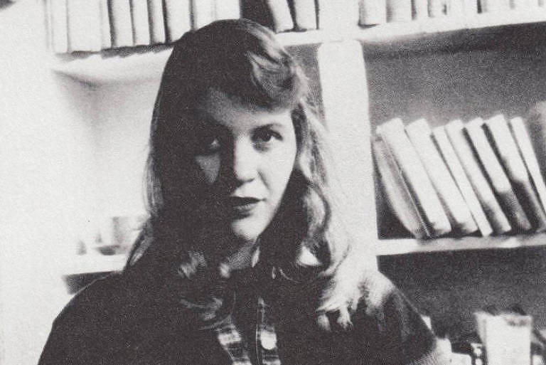 
A artista Sylvia Plath na mocidade rodeada por livros