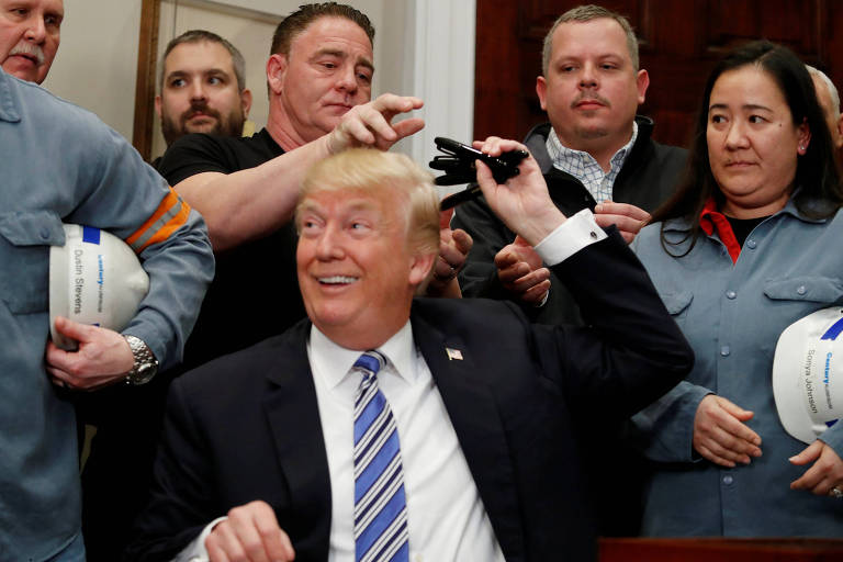 O presidente Donald Trump dÃ¡ a trabalhadores do setor siderÃºrgico canetas que usou para assinar a sobretaxa ao aÃ§o
