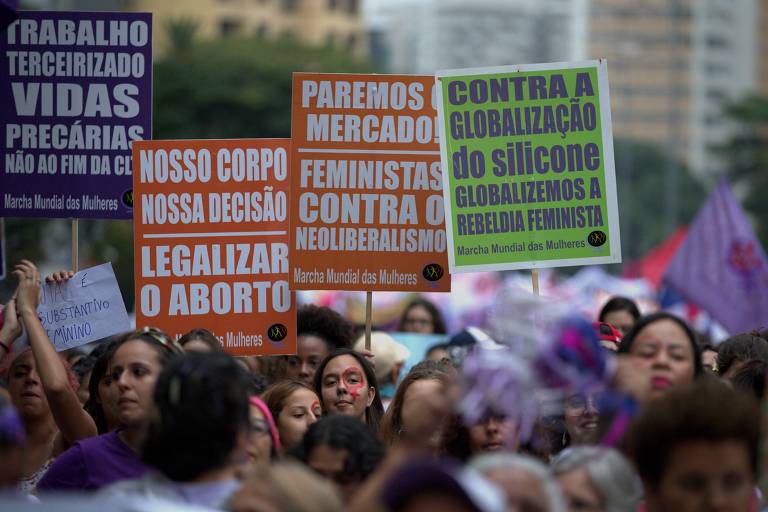 Participantes carregam cartazes na Marcha Internacional das Mulheres na av. Paulista