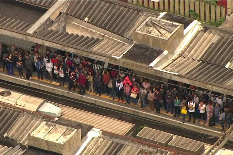 Usuários esperam trem em plataforma lotada da estação Barueri de CPTM
