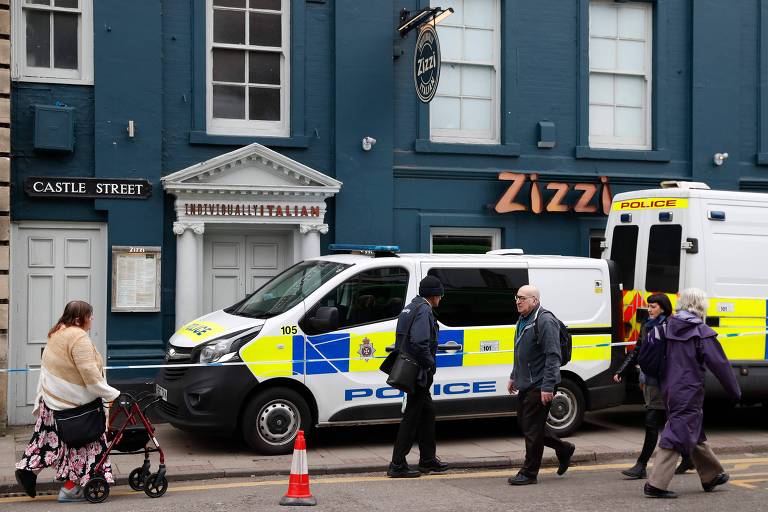 Polícia isola restaurante em Salisbury, Inglaterra, que pode ter sido frequentado por Serguei Skripal, ex-espião russo que foi envenenado 