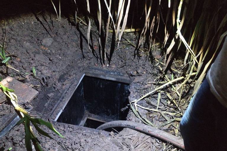 Túnel escavado por quadrilha para furtar oleoduto da Transpetro em terreno de galpão na zona leste de SP