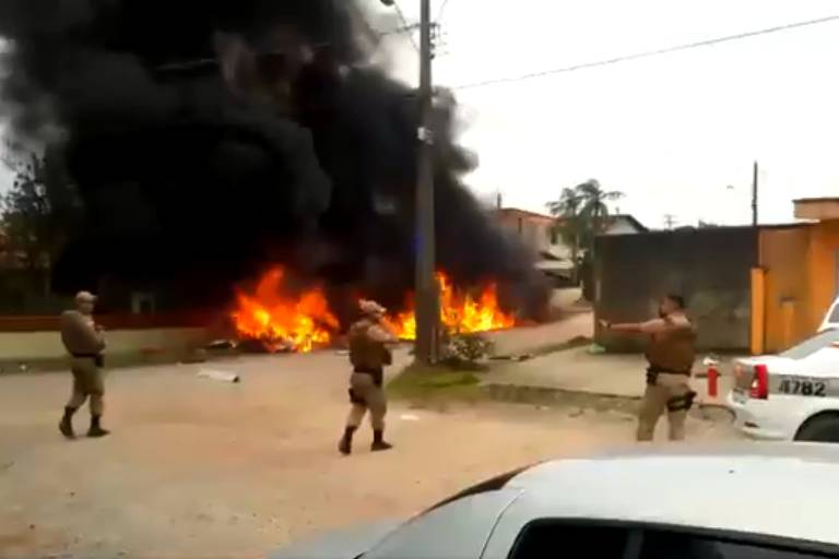 Imagem de helicóptero em chamas após queda em área urbana de Joinville