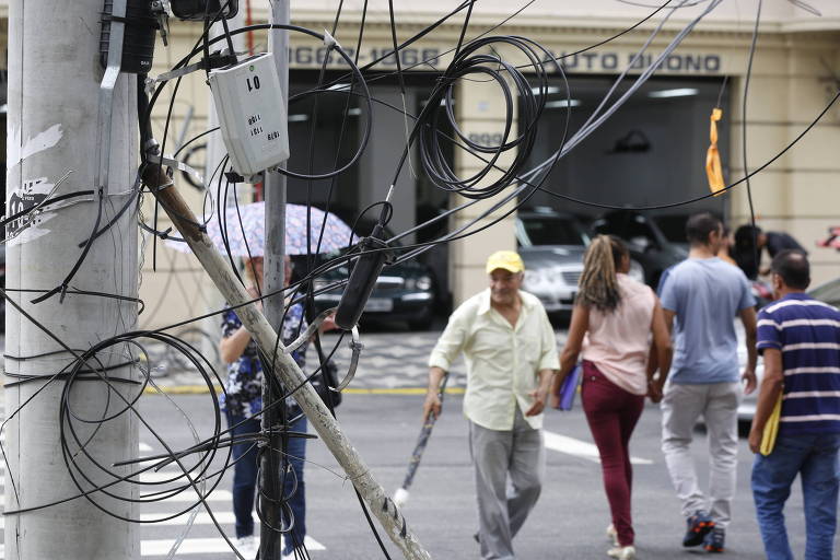 Fios eletricos soltos nas esquinas da Barão de Limeira com Al. Nothmann, regiao central de São Paulo