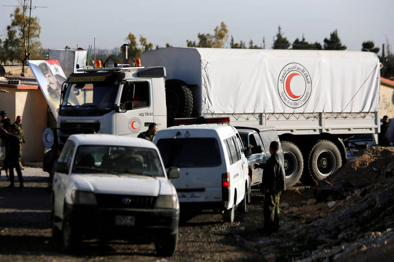 Comboios de ajuda humanitária são vistos na cidade de Douma, em Ghouta Oriental, na Síria