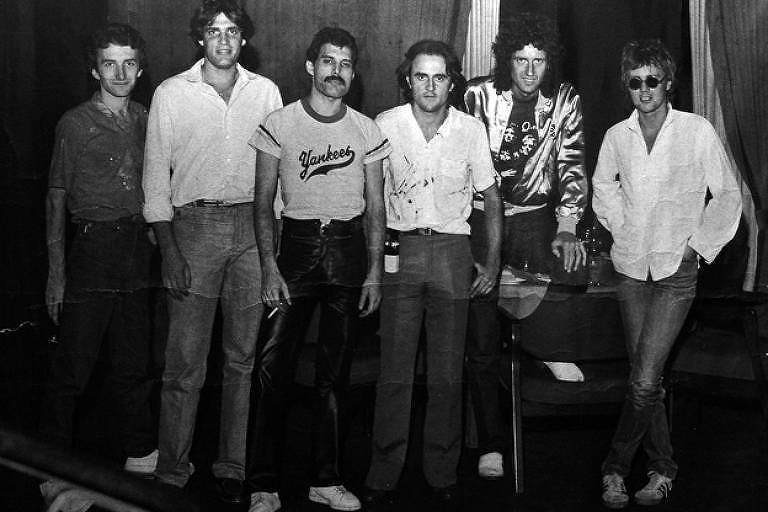 Da esq. para a dir.: o baixista John Deacon, da banda Queen; William Crunfli, da Toco; Freddie Mercury; outro fundador da casa, Marco Antnio Tobal; o guitarrista do grupo inlgs, Brian May; e o msico Roger Taylor, em 1981 