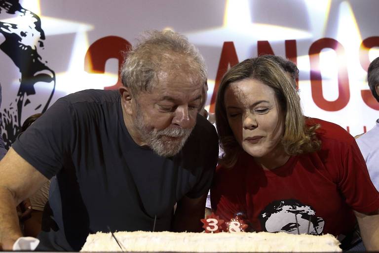 Lula e Gleisi assopram velas do bolo de aniversário dos 38 anos do PT em 22 de fevereiro, em São Paulo