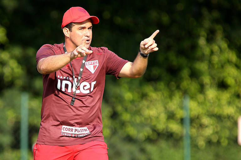 André Jardine, técnico interino do São Paulo, comanda treino na Barra Funda
