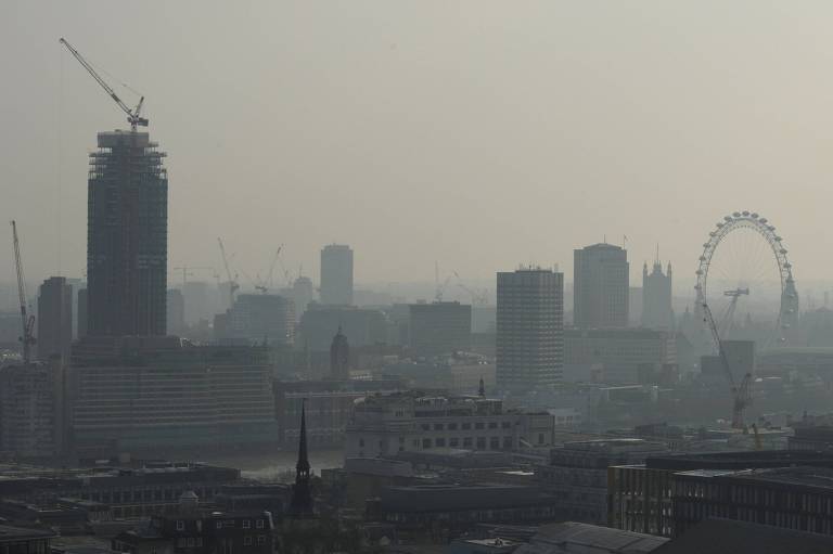 Poluição encobre o horizonte da cidade de Londres, no Reino Unido. Céu de Londres se encontra encoberto por névoa