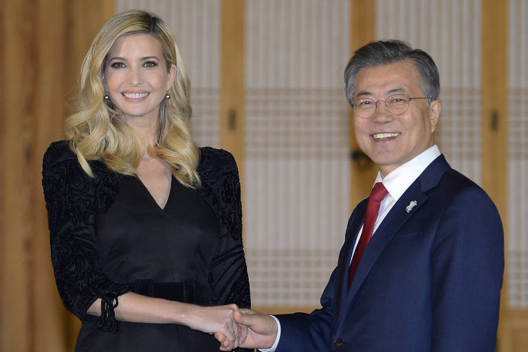 O presidente da Coreia do Sul, Moon Jae-in, cumprimenta Ivanka Trump, filha mais velha e assessora do presidente Donald Trump, em visita a Seul