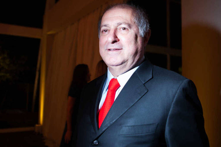 O ex-ministro Paulo Bernardo de terno escuro, camisa branca e gravata vermelha