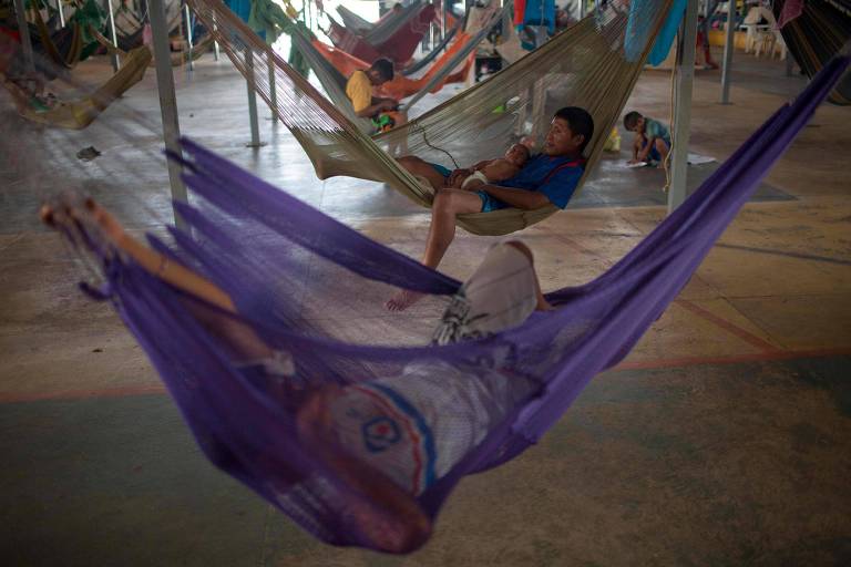 Refugiados indígenas venezuelanos dormem em redes em um abrigo de Boa Vista (RR), em estado de emergência devido ao fluxo de estrangeiros