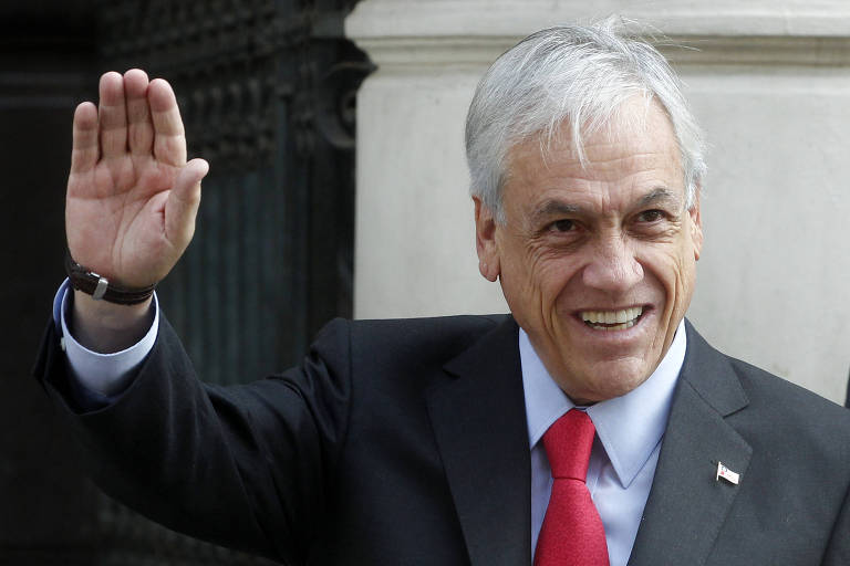 O presidente eleito do Chile, Sebastián Piñera, sorri e acena para jornalistas antes de participar de encontro com chefes de Estado e de governo em Santiago