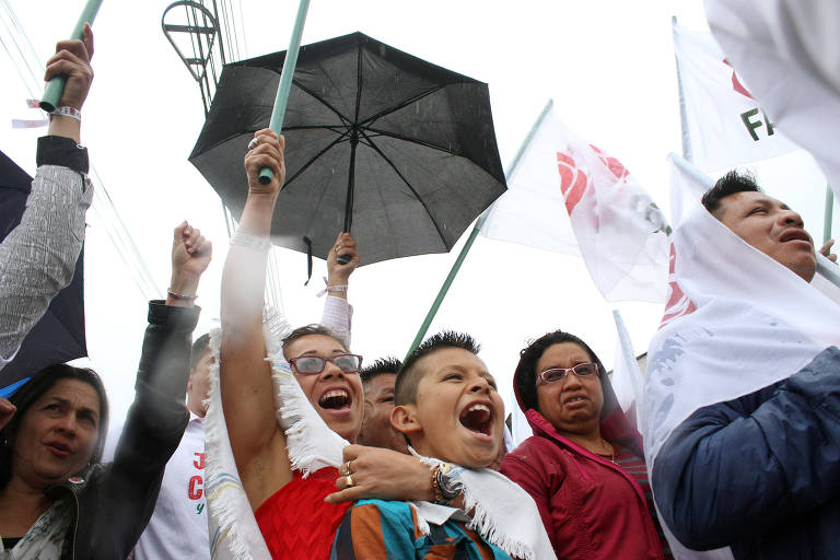 Militantes da Farc agitam bandeiras do partido da ex-guerrilha durante campanha em Fusagasugá, na Colômbia