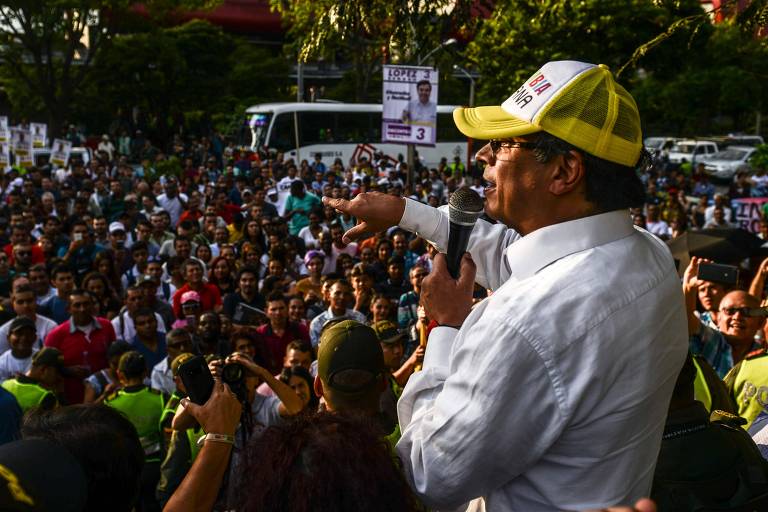 O ex-prefeito de Bogotá e candidato presidencial Gustavo Petro discursa para militantes durante um comício em Medellín