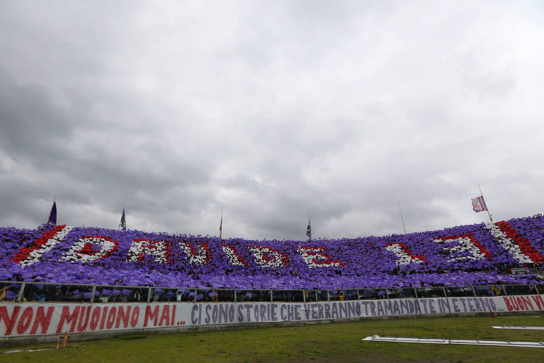Torcedores da Fiorentina fazem homenagem ao jogador Davide Astori, morto na semana passada, durante partida contra o Benevento, pelo Campeonato Italiano