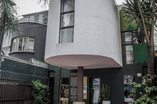 Fachada de uma cafeteria que funciona em uma casa com arquitetura modernista