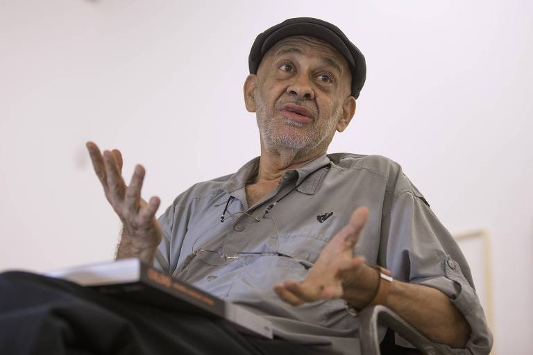 O artista plástico Cildo Meireles durante entrevista concedida à Folha