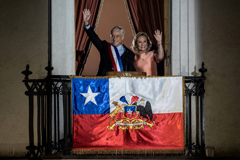 O presidente do Chile, Sebastián Piñera, e sua mulher, Cecilia Morel, acenam para o público do Palácio de La Moneda, em Santiago