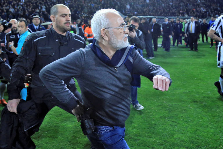 Dono do clube PAOK Salonika, Ivan Savvides, ameaça sacar sua arma após partida contra o AEK Atenas