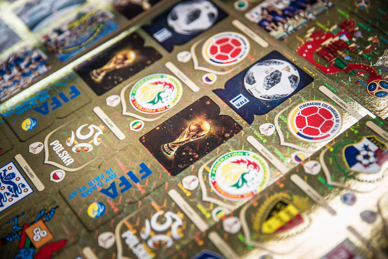 Folha com figurinhas do álbum da Copa do Mundo 2018, da Panini