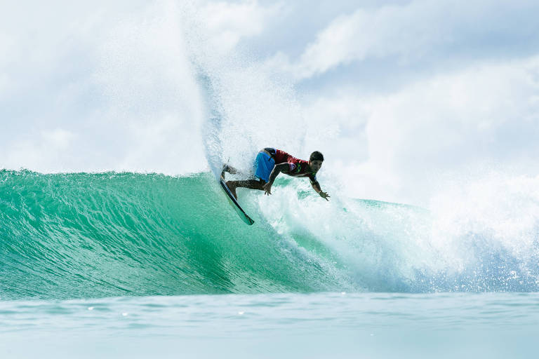 Gabriel Medina surfa uma onda durante competição em Gold Coast, na Austrália