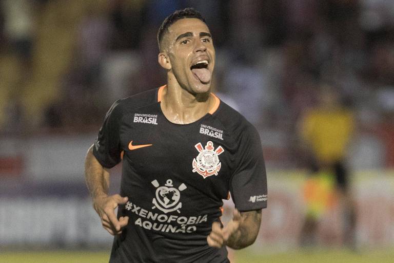 Volante Gabriel comemora mostrando a língua após fazer um dos gols da vitória do Corinthians sobre o Botafogo-SP