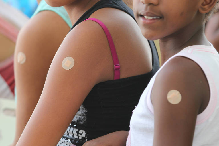 Meninas com idade de 11 a 13 anos sendo a vacinadas contra o HPV na Casa do Adolescente, em Pinheiros