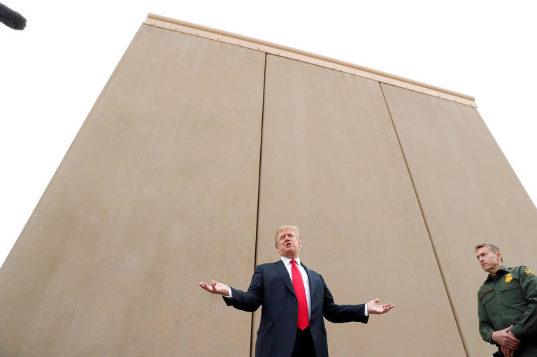 O presidente dos EUA, Donald Trump, conversa com jornalistas em San Diego à frente de um dos protótipos do muro da fronteira com o México