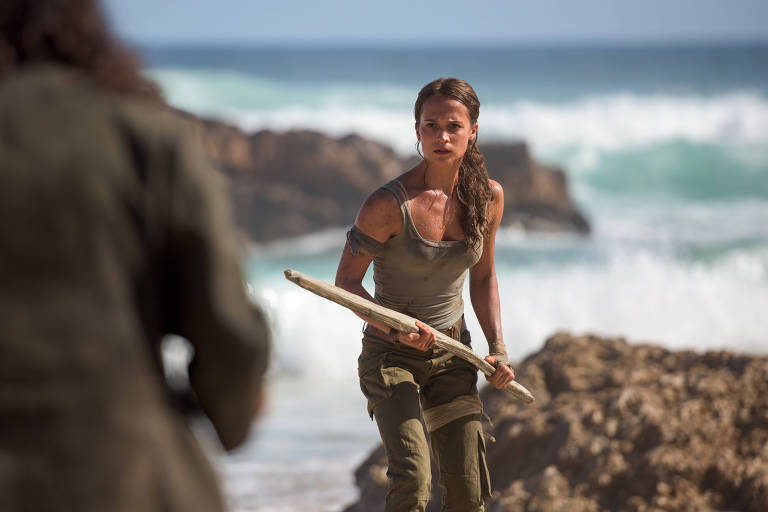 Lara Croft em apuros nas cenas de ação de Tomb Raider: A Origem