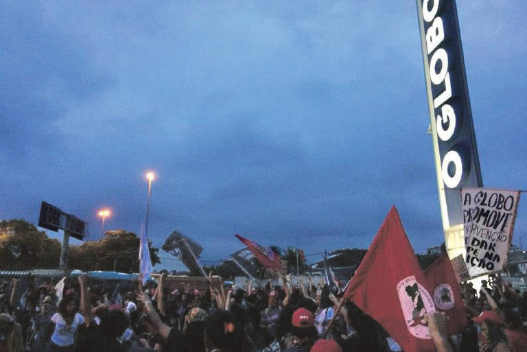 Invasão de militantes ao parque gráfico do jornal O Globo, em Duque de Caxias, no Rio de Janeiro
