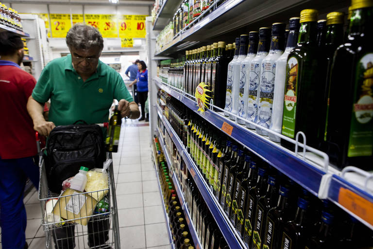 Consumidor faz compras em supermercado em SP
