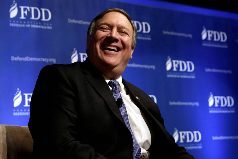 O diretor da CIA, Mike Pompeo, ri durante uma das reuniões de um encontro sobre segurança nacional em Washington
