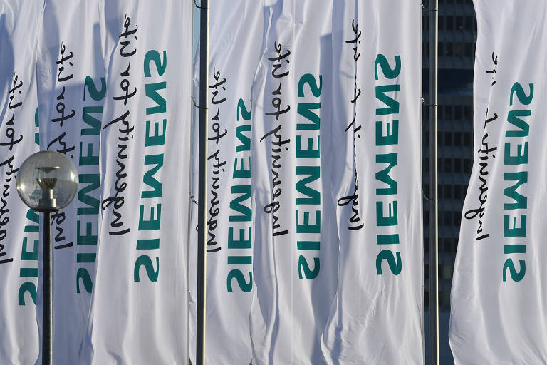 Bandeiras da Siemens em Munique, na Alemanha