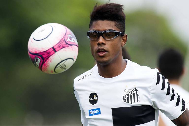 Bruno Henrique, meia-atacante do Santos, participa de treino usando óculos especiais